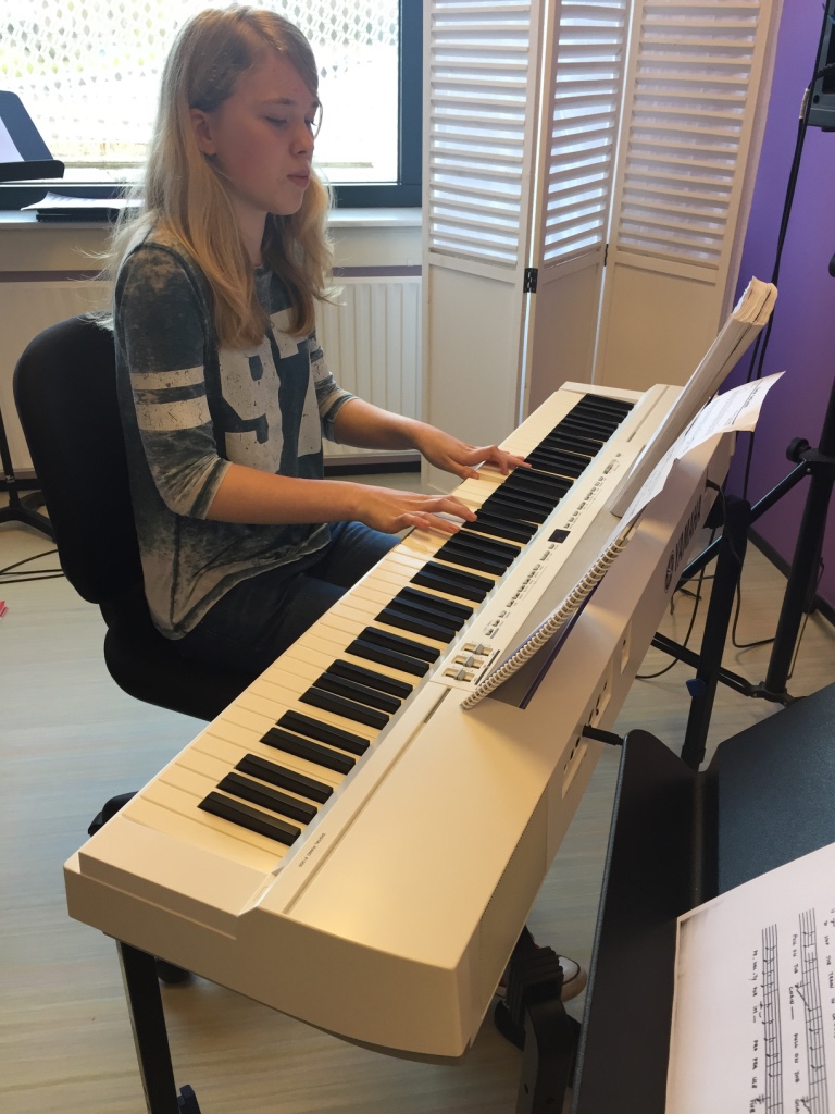 Irene zingt en speelt piano